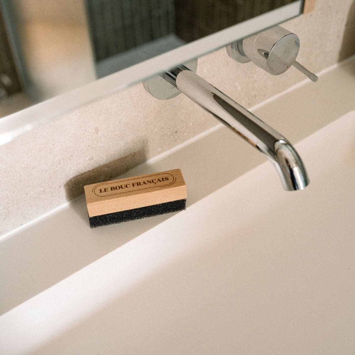 Lavabo propre avec la brosse éponge Brosse éponge Le Bouc Français posée sur un lavabo propre après le rasage