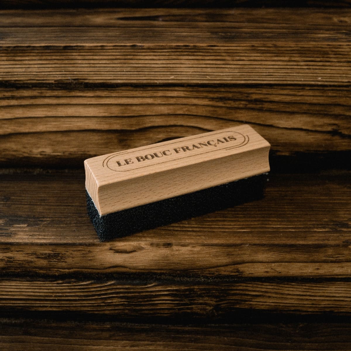 Brosse éponge pour poils de barbe Le Bouc Français à manche en bois de hêtre
