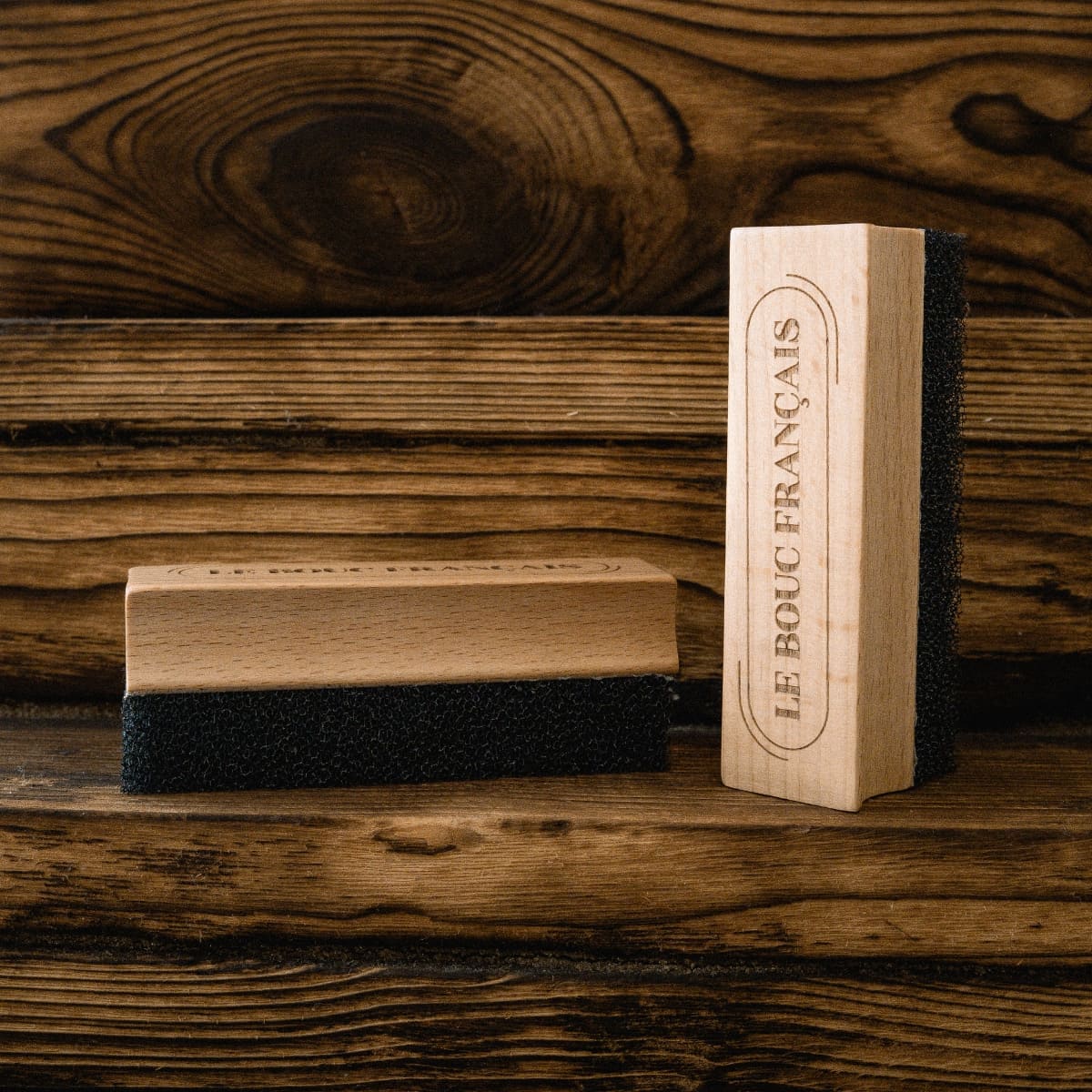 Brosse éponge pour poils de barbe Le Bouc Français à manche en bois de hêtre
