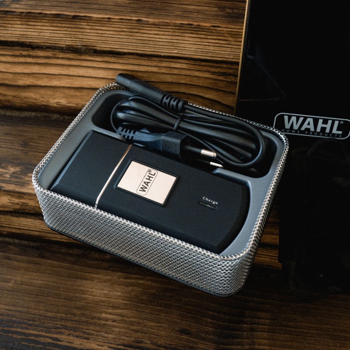 Rasoir électrique de voyage Wahl Travel Shaver rangé dans sa boîte métallique avec son cordon de charge